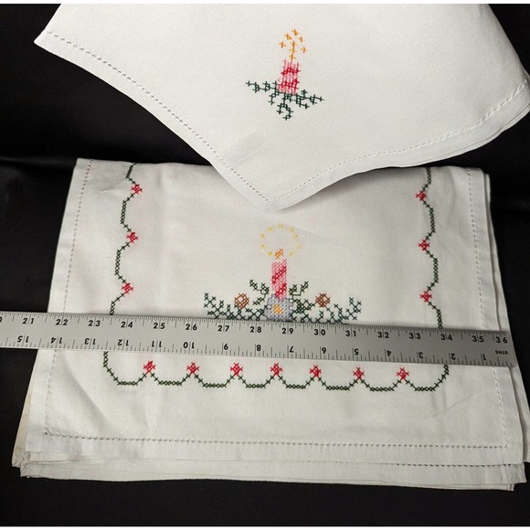 Christmas Placemat Napkins Table Cloth Candle Motif NWOT - Picture 5 of 10